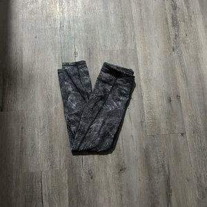 Size 4 black and white Lululemon leggings